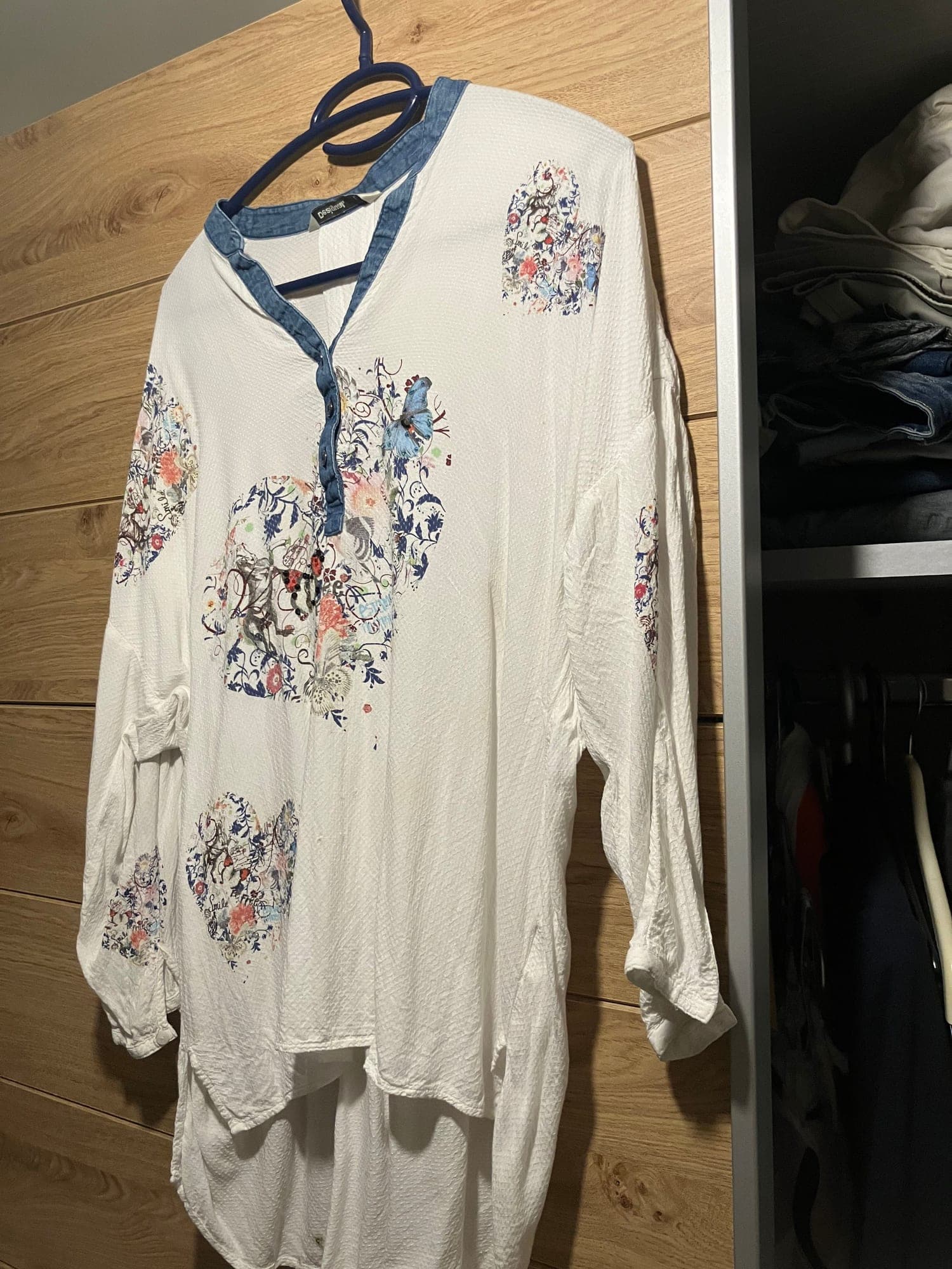 Witte blouse met bloemenprint en denim details