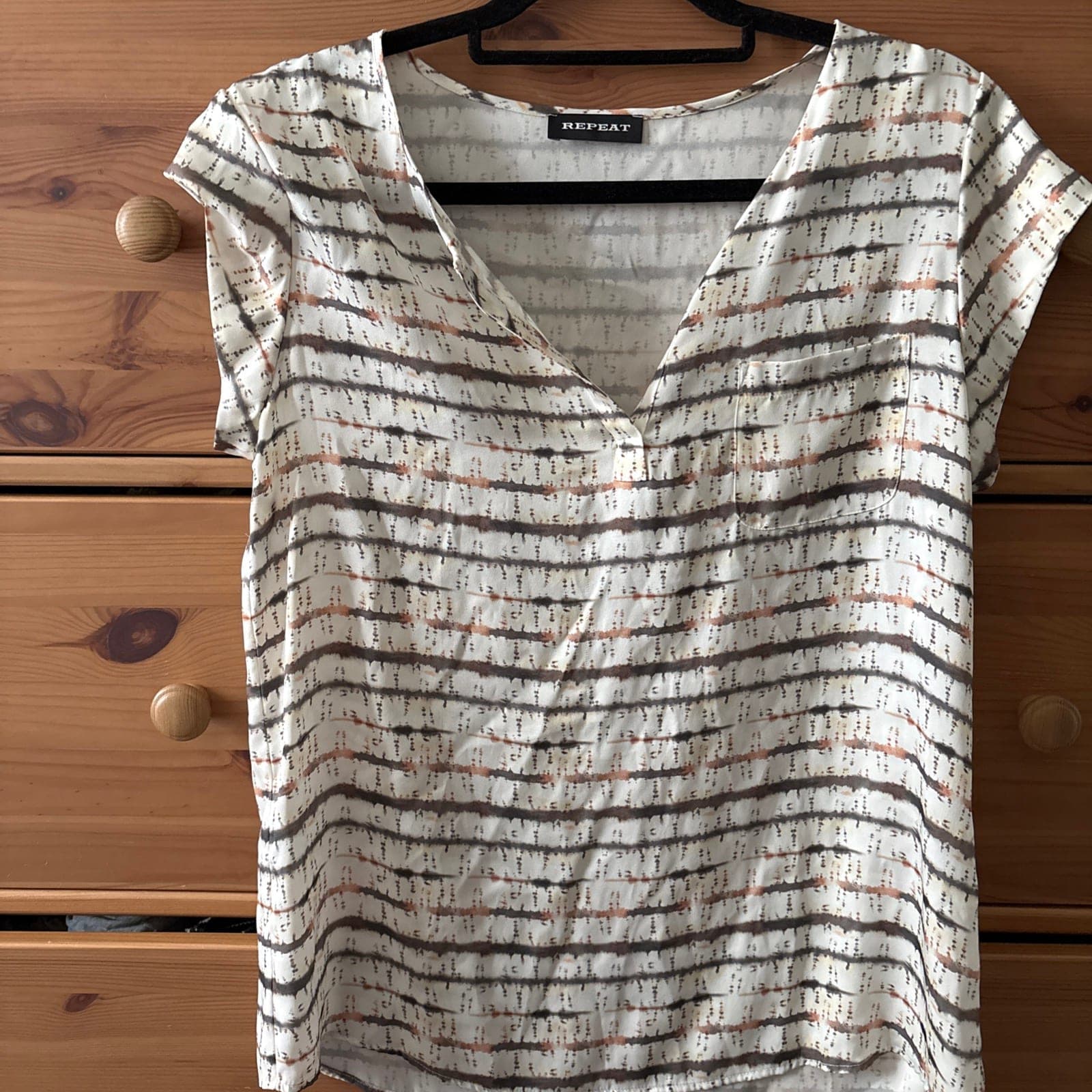 REPEAT gestreept t-shirt met v-hals