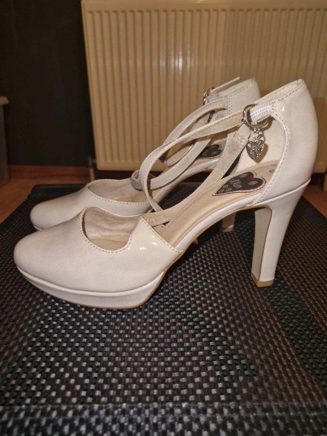 S. Oliver white pumps with heart and ankle strap size 40