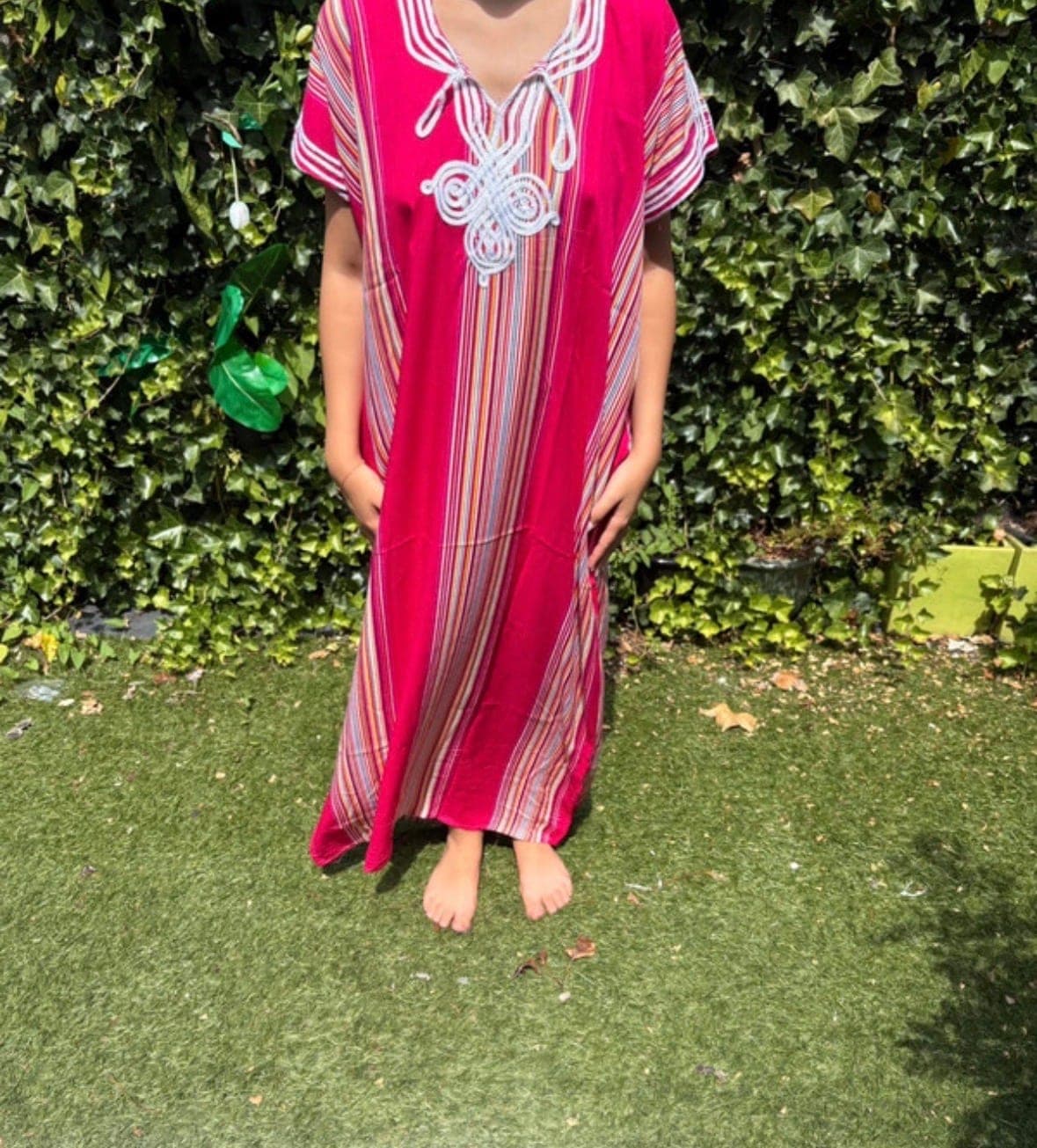 Roze kaftan met wit borduurwerk en strepen Marokkaanse huisjurk
