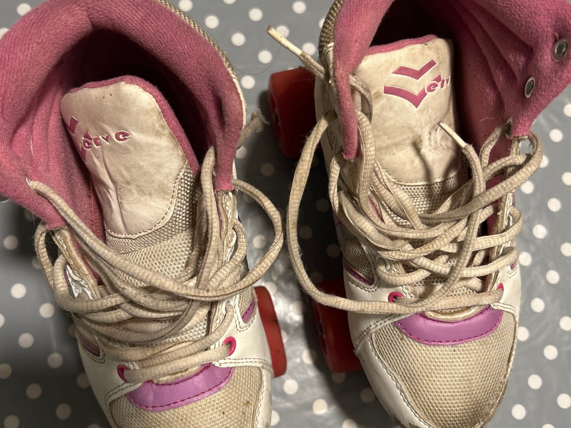Retro Roller Skates - Roze & Wit met Rode Wielen