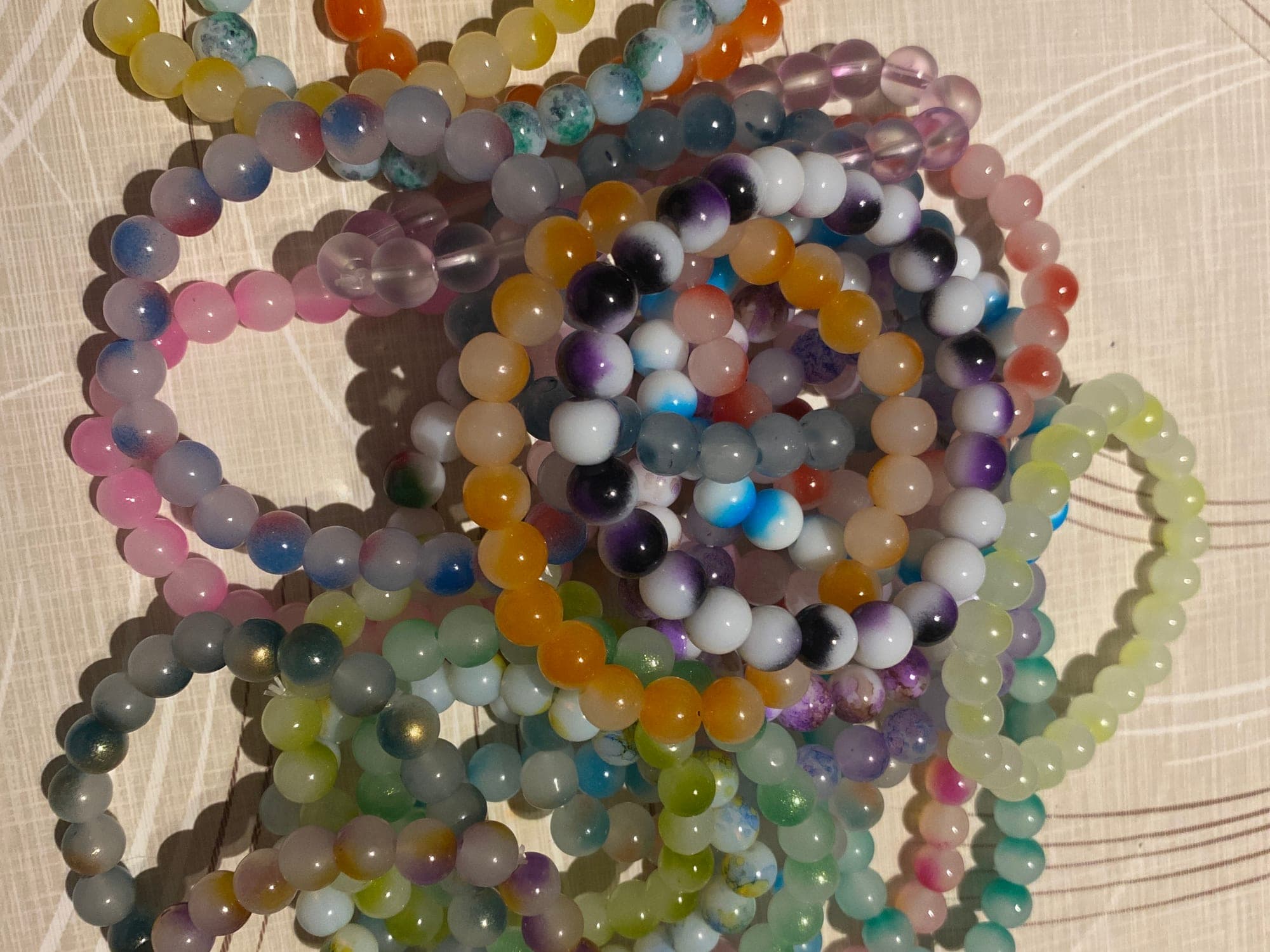 Set van gekleurde kralen armbanden - mix van natuursteen en glaskralen