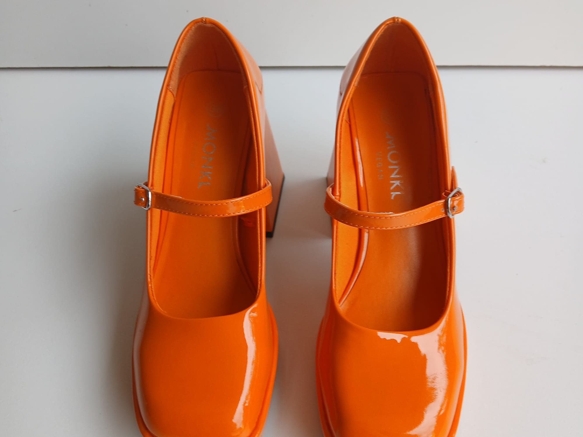 Oranje platform Mary Jane hakken met glanzende afwerking. Vegan.
