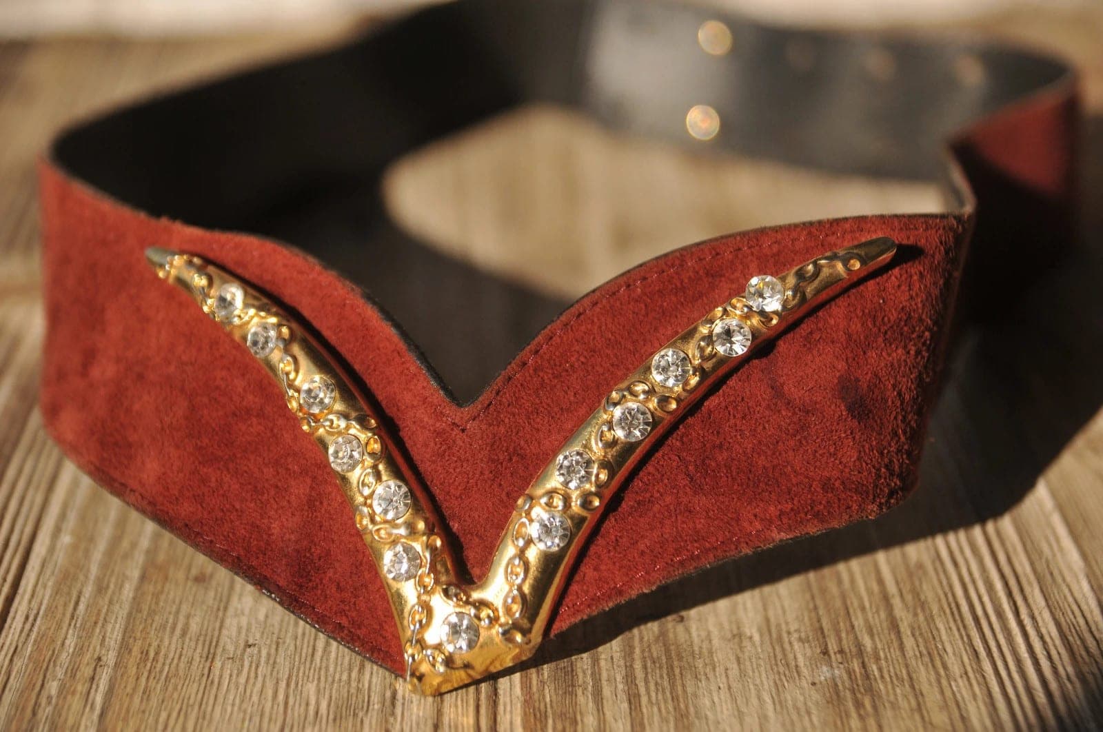 Vintage donkerrode suède riem met strass