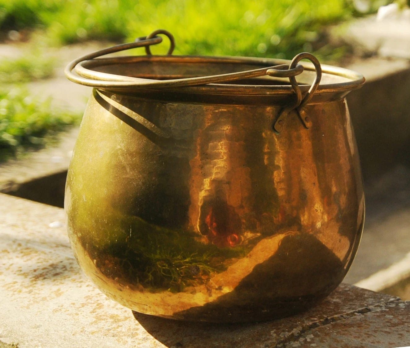 Antik koperen ketel met handvat