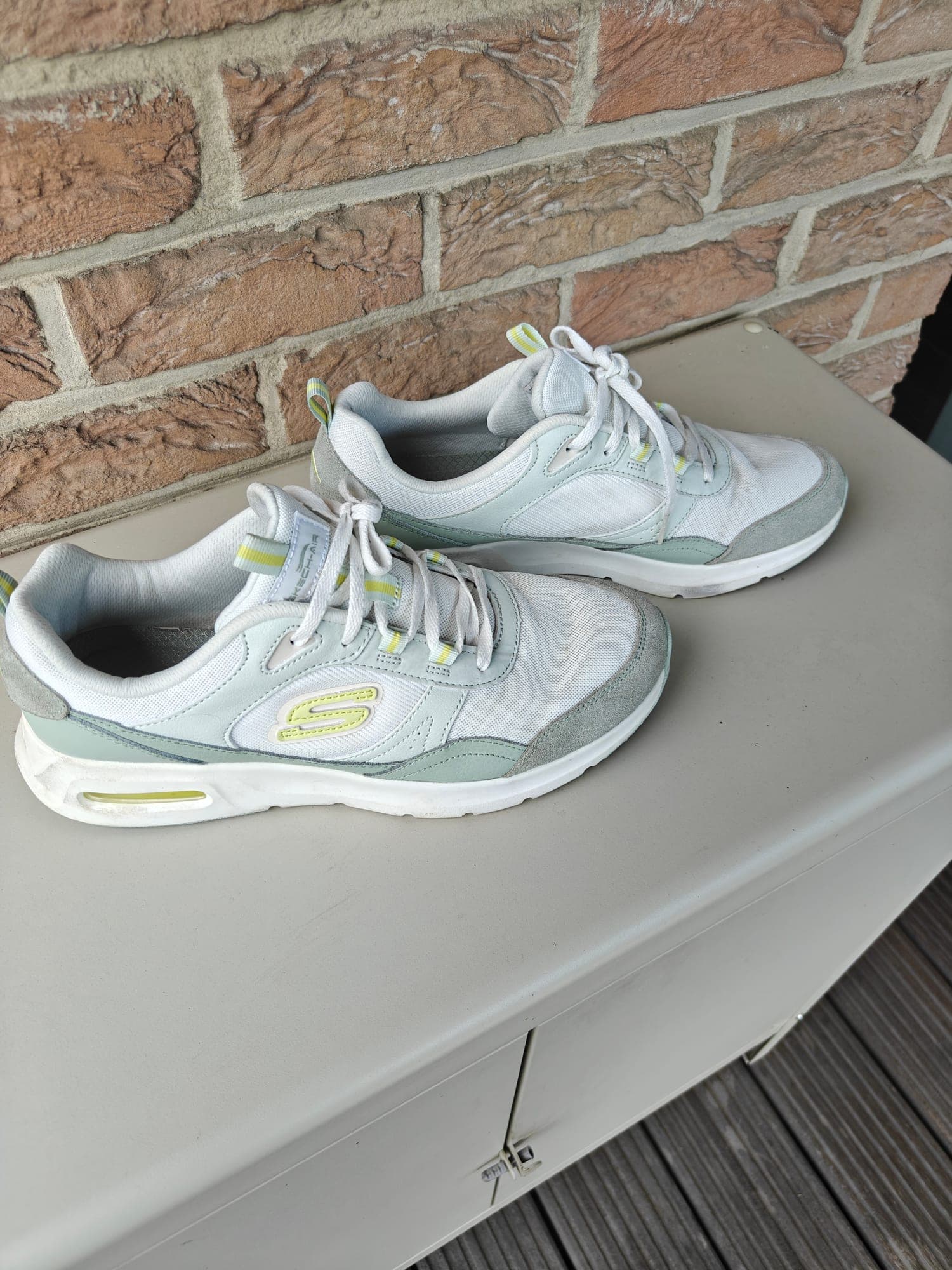 Mooie Skechers maat 40 en in stof