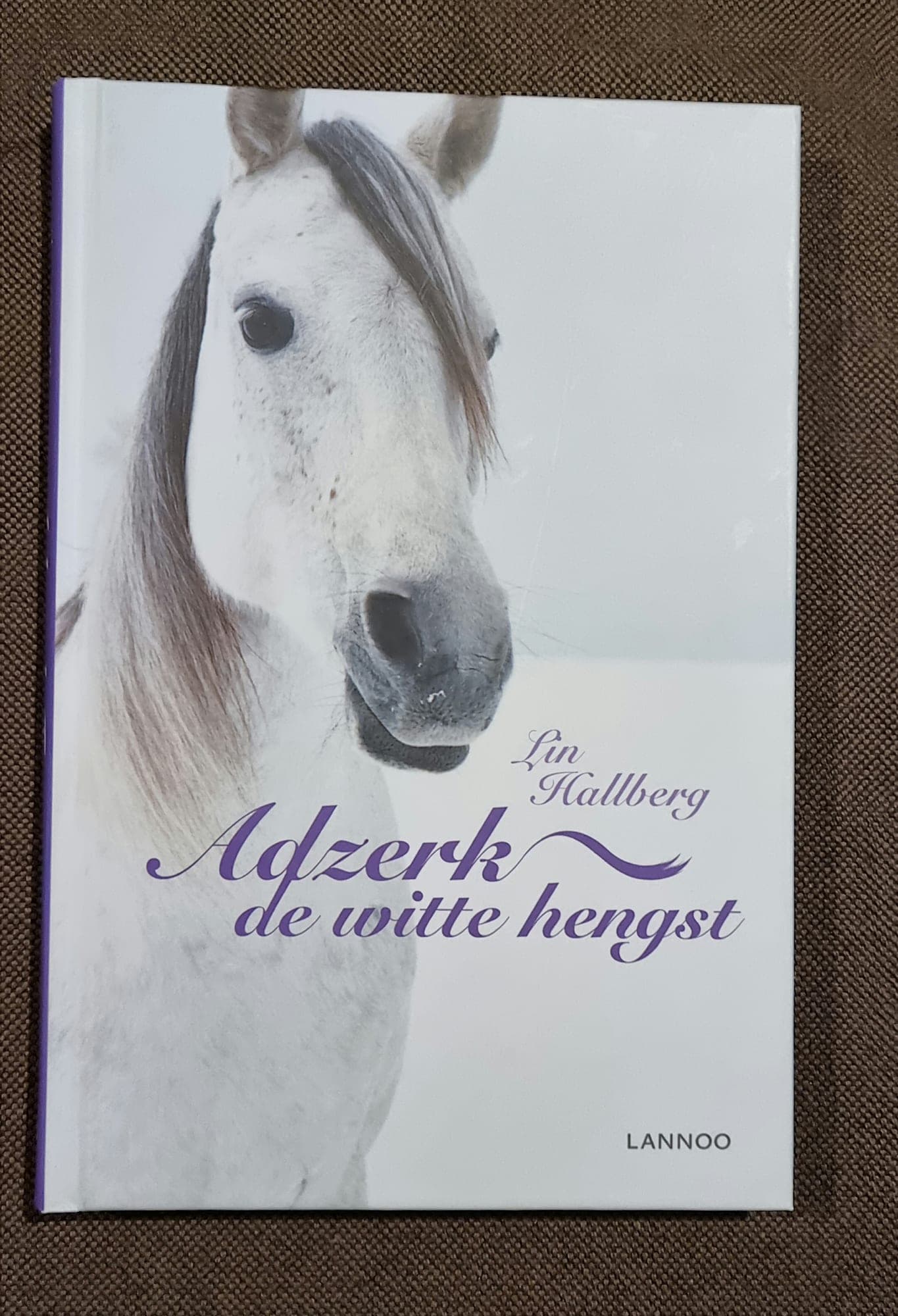 Adzerk, de witte hengst - Lin Hallberg