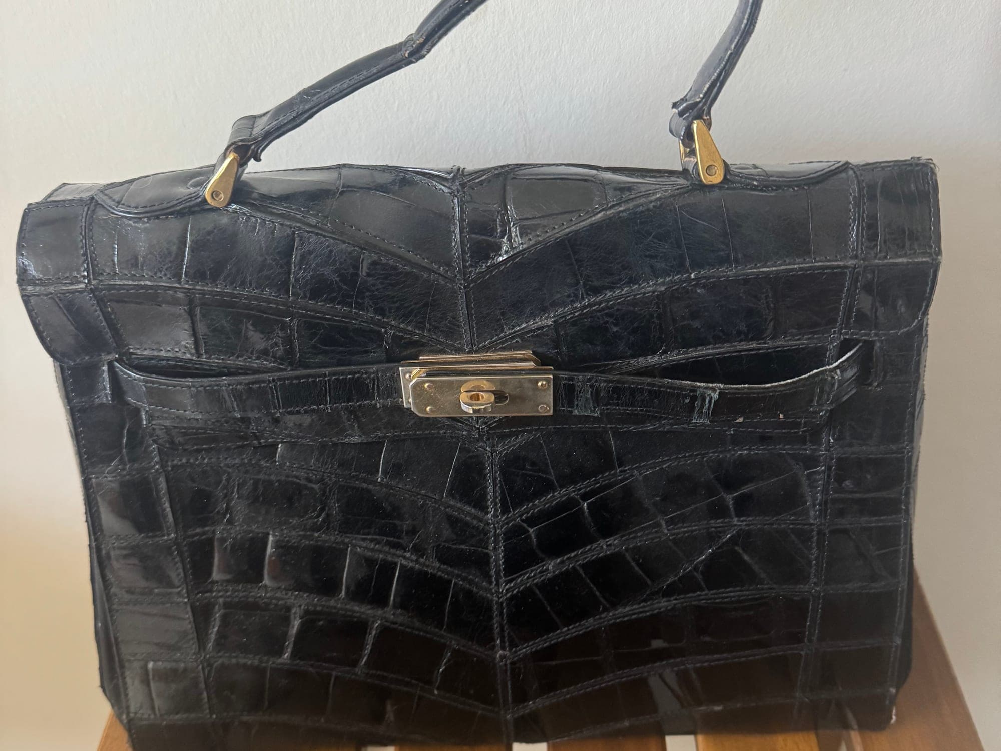 Zwarte krokodillenleren handtas met goudkleurige hardware