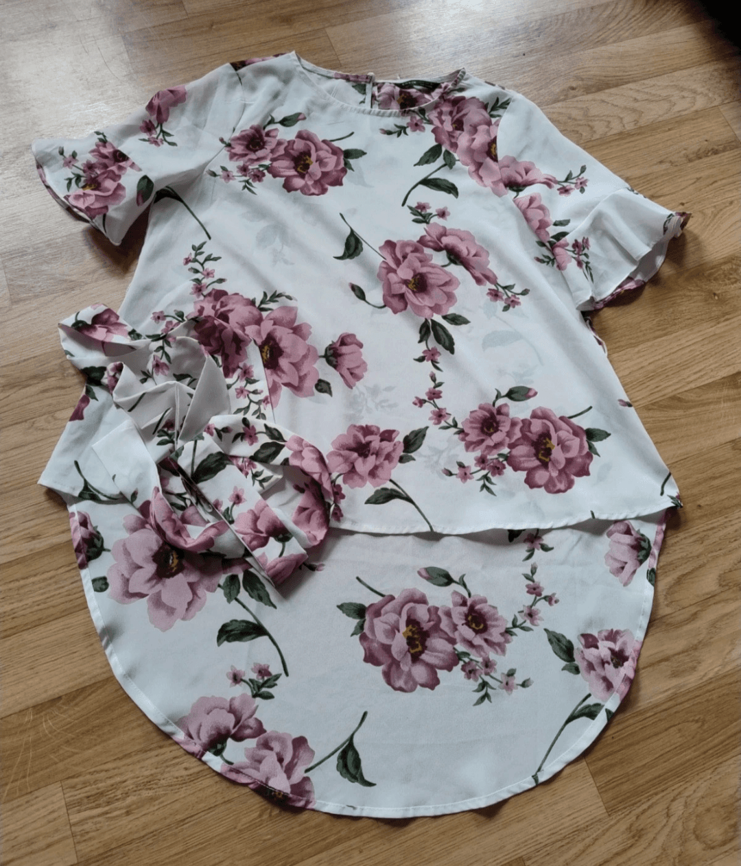 pink and white floral blouse with short sleeves