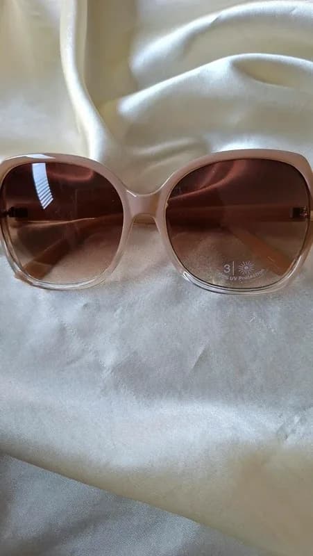 Sunglasses with pink/nude frame and brown lenses